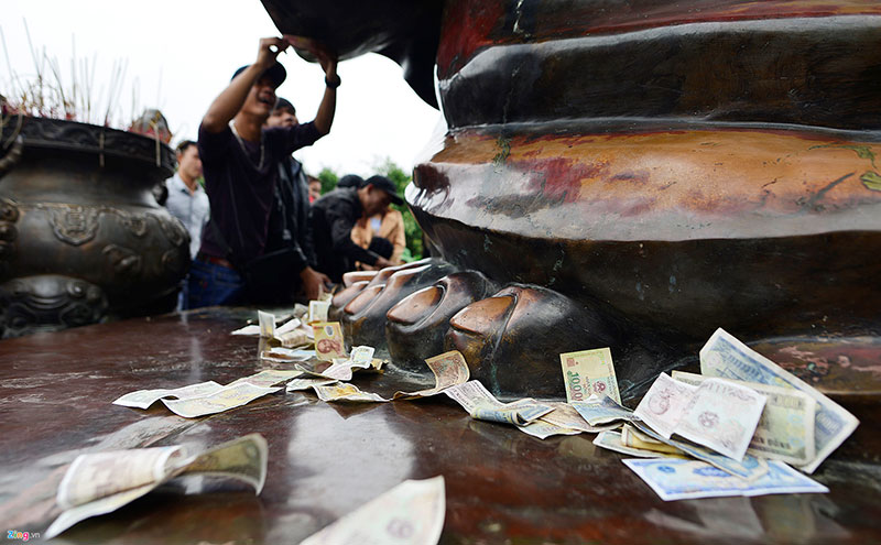 Nhét tiền lẻ, xoa đen tượng phật ngày khai hội chùa Bái Đính